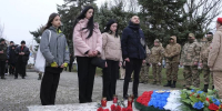 В Геническе состоялось торжественное возложение цветов к монументу Скорбящей матери в честь Дня Героев Отечества - Henichesk.Ru