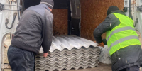 «Единая Россия» помогает оперативно восстанавливать крыши и стёкла поврежденных от обломков беспилотника ВСУ домов в Геническе - Единая Россия