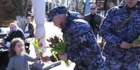 Росгвардейцы подарили женщинам весеннее настроение накануне 8 Марта в Херсонской области - Henichesk.Ru