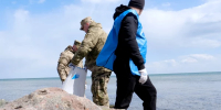 Росгвардейцы приняли участие в уборке берега Азовского моря в Херсонской области - Henichesk.Ru