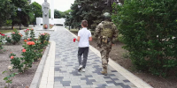 Росгвардеец создал трогательное видео ко Дню памяти и скорби с участием школьника из Херсонской области - Henichesk.Ru