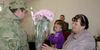 В Херсонской области военнослужащие Росгвардии и активисты навестили женщин накануне праздника - Henichesk.Ru